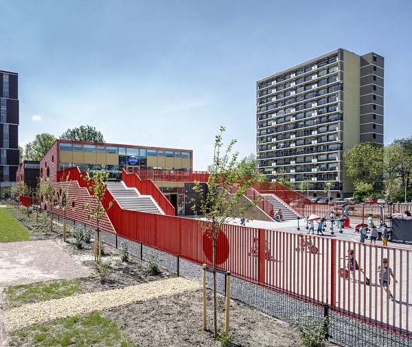 Het speelterrein van IKC Zeven Zeeën. Beeld via Moke Architecten